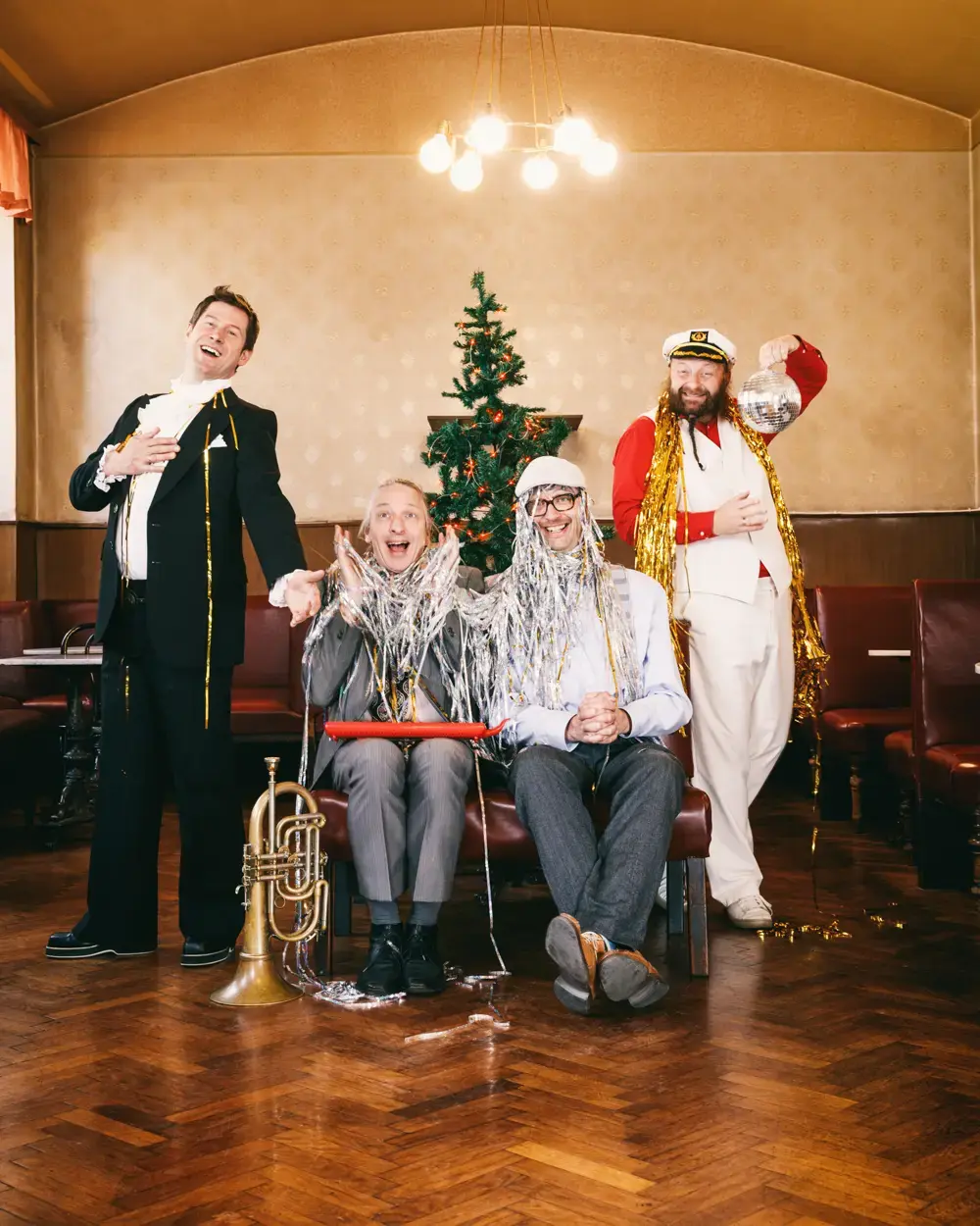 Thomas Gansch, Sebastian Fuchsberger, Leonhard Paul und Michael Hornek mit Lametta und Christbaum im edison Kultursalon
